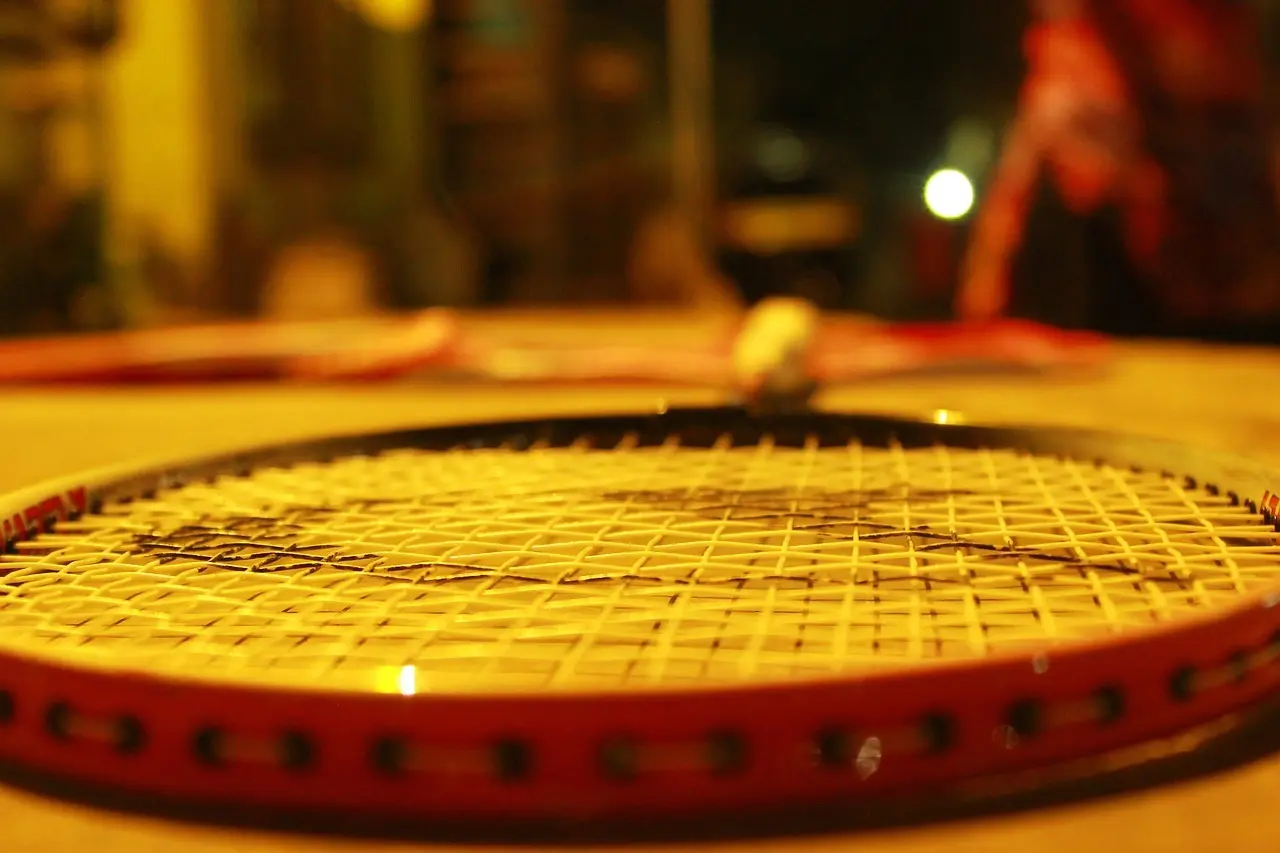 Nærbillede af tennisracket og strenge